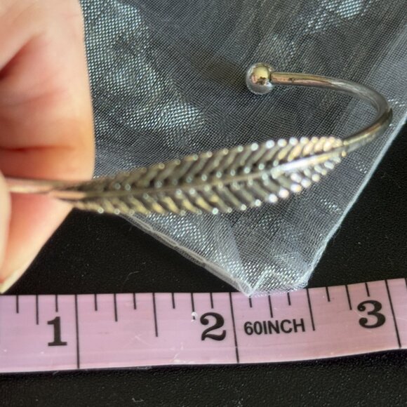 PLUNDER NIP cuff bracelet features a beautifully etched leaf design, silver-tone - Picture 1 of 5